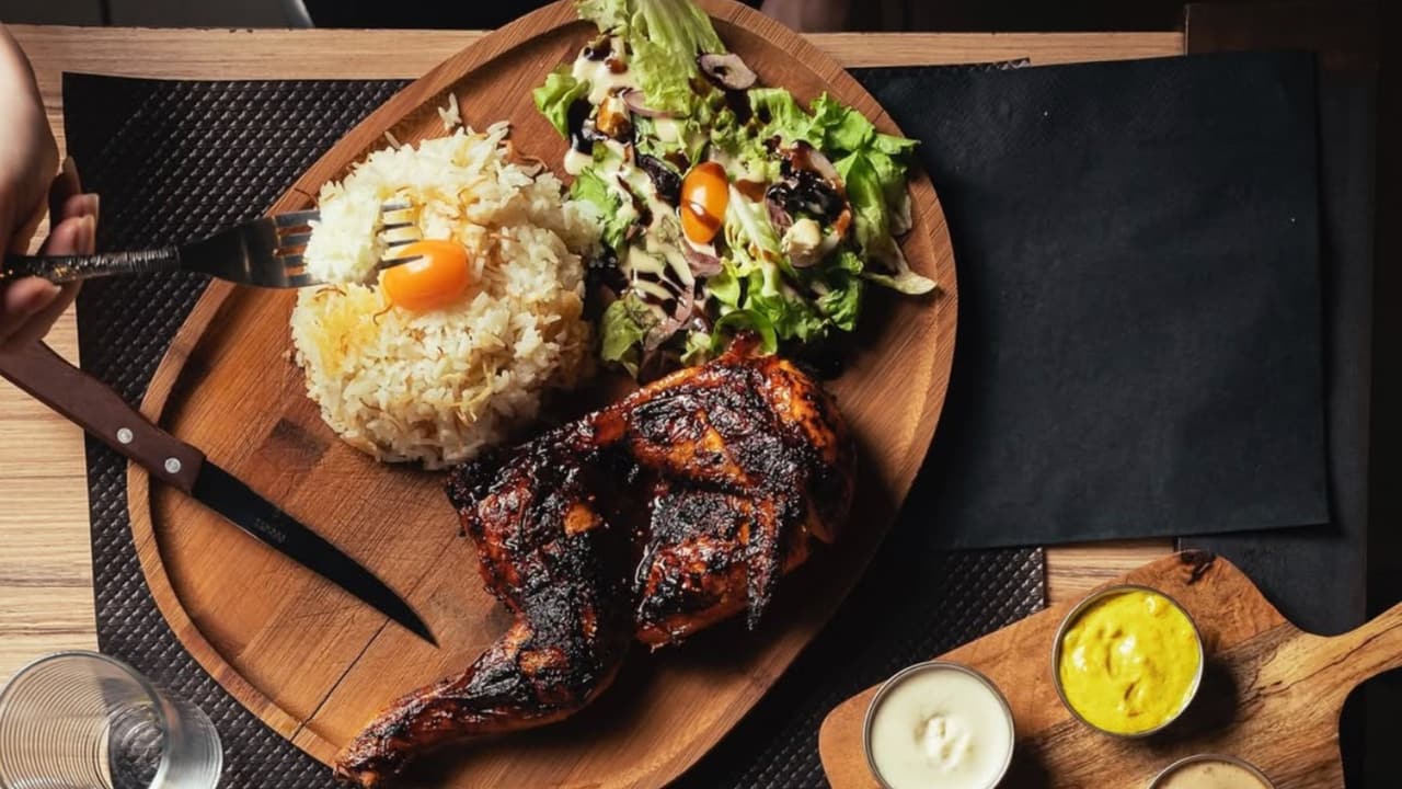 Offre LA TABLE DU MACHÉ : Demi poulet braisé + accompagnement + salade + boisson 33 cl = 13€50